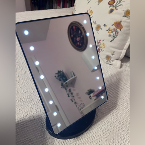 Light Up Make Up Mirror - Picture 2 of 5